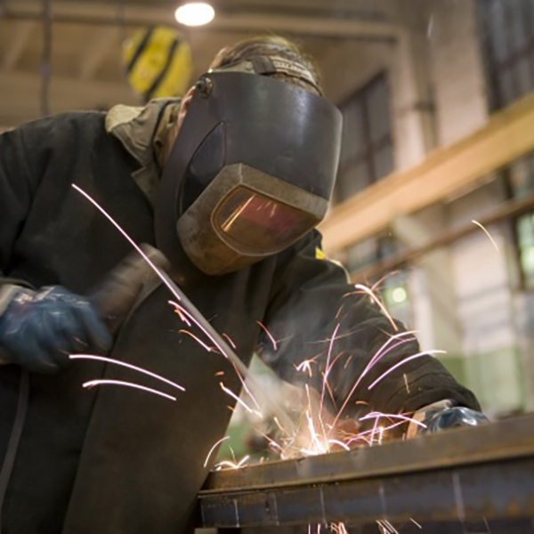 Сварщик ручной дуговой сварки плавящимся покрытым электродом (Электросварщик ручной сварки)